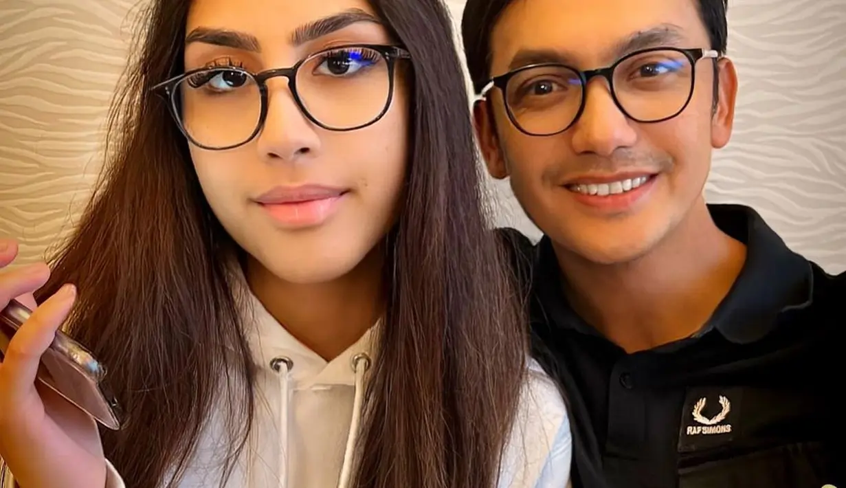 Pose bersama Gunawan Sudrajat, Khayra dalam momen-momen kasual sering tampil mengenakan kacamata. Gaya kasual dengan hoodie, Khayra tampil dengan makeup minimalis yang telah menampakkan potret luar biasa dirinya dengan eyelash extention. Foto: Instagram.