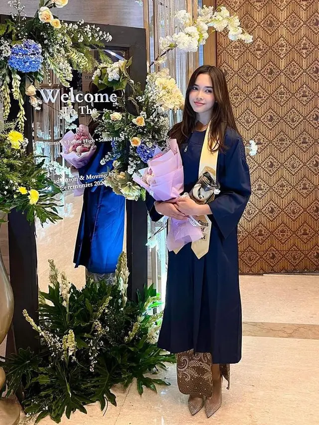 Chanella Leslie Putri Sambung Cut Tari saat wisuda. [@cuttaryofficial]