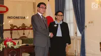 Menteri Luar Negeri RI Retno Marsudi bersalama dengan Menteri Luar Negeri Jepang Taro Kono usai melakukan pertemuan di Gedung Pancasila, Jakarta, Senin (25/6). (Liputan6.com/Angga Yuniar)