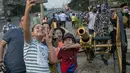 Warga berswafoto dekat sebuah meriam iftar di Giza, Mesir, Sabtu (16/5/2020). Meriam iftar ditembakkan setiap hari selama bulan suci Ramadan untuk menandakan waktu berbuka puasa (iftar) bagi umat muslim saat matahari terbenam. (Xinhua/Ahmed Gomaa)