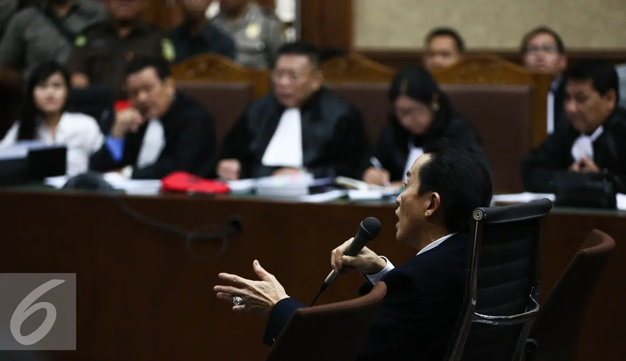 Darmawan Salihin ayah dari Alm Mirna memberikan kesaksian dalam persidangan lanjutan Jessica Kumala Wongso dengan agenda pemeriksaan saksi di Pengadilan Negeri Jakarta Pusat, Selasa (12/7). (Liputan6.com/Faizal Fanani)