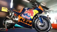 KTM resmi membuka selubung sepeda motor yang akan berlaga di ajang balap roda dua nomor satu dunia, MotoGP, di Red Bull Ring, Austria (cyclenews.com)