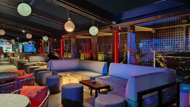 Social Night 2023 digelar di Fat & Sim Rooftop Bar lantai 20 dengan pemandangan panoramik kota Jakarta Selatan yang memukau. (Foto: Dok. Tim Publicom)