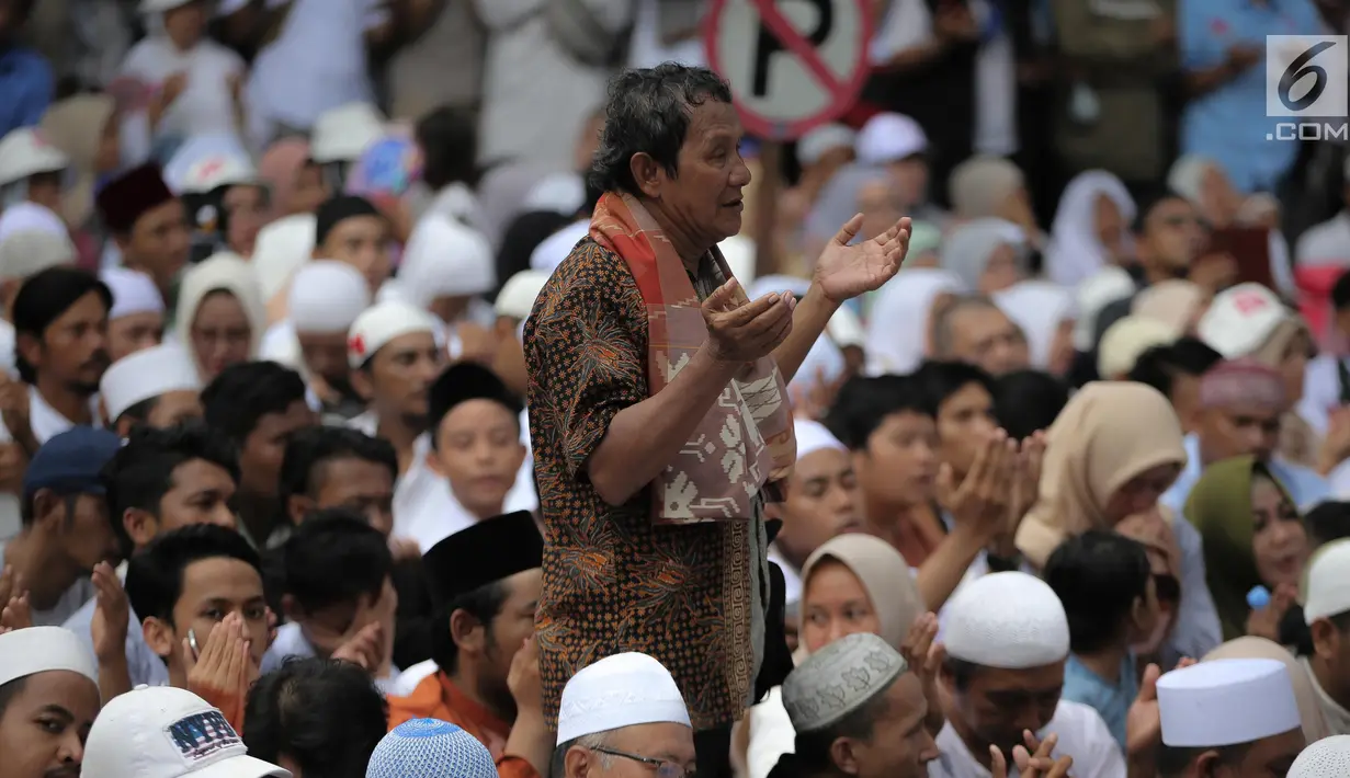 Pendukung pasangan Capres-Cawapres nomor urut 02 Prabowo Subianto-Sandiaga Uno berdoa saat menghadiri syukuran kemenangan di Kertanegara, Jakarta, Jumat (19/4). Dalam acara syukuran klaim kemenangan Pilpres 2019 tersebut, Prabowo tidak didampingi Sandiaga. (Liputan6.com/Faizal Fanani)