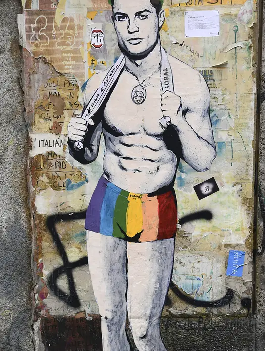 Sebuah mural dengan gambar bintang Juventus, Cristiano Ronaldo, yang terdapat di Milan, Senin (19/3). Mural berjudul Cristiano's Secret ini karya seniman Italia, TvBoy. (AFP/Miguel Medina)