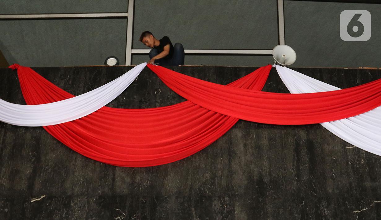 Pekerja mempercantik Ruang Rapat Paripurna I dengan Bendera Merah Putih di kompleks Parlemen MPR-DPR RI, Senayan, Jakarta, Rabu (16/10/2019). Ruang paripurna DPR tampak dihias menjelang pelantikan presiden dan wapres terpilih pada 20 Oktober mendatang. (Liputan6.com/Johan Tallo)