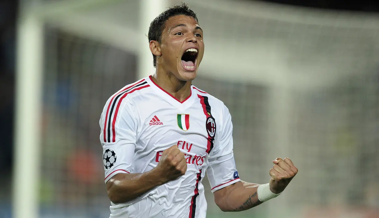 Selebrasi bek AC Milan, Thiago Silva setelah mencetak gol ke gawang Barcelona pada laga penyisihan grup Liga Champions 2011/2012 di Camp Nou Stadium, Barcelona (13/9/2011). Thiago Silva. Thiago Silva menghabiskan total 3 musim membela AC Milan sejak didatangkan dari Fluminense pada tengah musim 2008/2009 dengan mahar 10 juta euro. Pada awal musim 2012/2013 AC Milan melepasnya ke PSG dengan nilai transfer 42 juta euro atau kini setara Rp687 miliar. (AFP/Josep Lago)