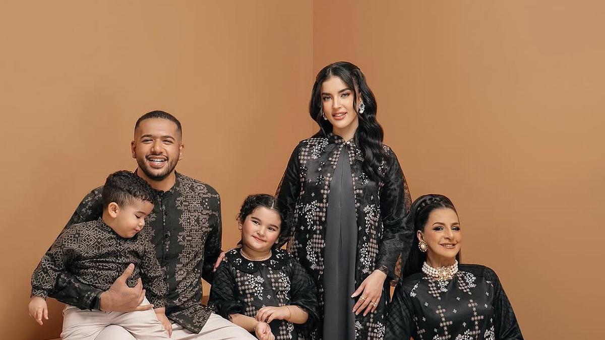 Elegansi Keluarga Tasya Farasya dalam Balutan Baju Lebaran Sarimbit Bernuansa Gelap