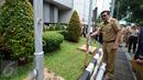 Wagub DKI Jakarta Djarot Saiful Hidayat mengecek kondisi tiang bendera saat inspeksi mendadak di JCC, Selasa (3/1/2016). Tinjauan terkait kesiapan pelaksanaan KTT Luar Biasa OKI pada 6-7 Maret mendatang. (Liputan6.com/Helmi Fithriansyah)