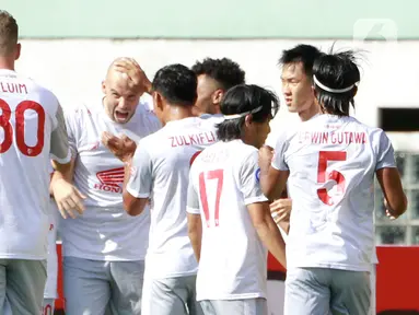 Pemain PSM Makassar, Anco Jansen, melakukan selebrasi usai mencetak gol ke gawang Persik Kediri pada laga BRI Liga 1 di Stadion Wibawa Mukti, Cikarang, Kamis (23/9/2021). PSM Makassar menang tipis atas Persik Kediri dengan skor 3-2. (Bola.com/M Iqbal Ichsan)