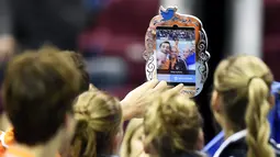 Pemain Belanda ber-selfie ria setelah Kiki Bertens mengalahkan petenis putri Rusia, Svetlana Kuzntetsova, dalam pertandingan grup dunia Piala Federasi di Moskow, Rusia, (7/2/2016). (AFP/Alexander Nemenov)