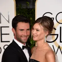 Meluapkan rasa sayang mereka, tak sedikit dari keluarganya yang mengajarkan Adam dan behati dalam mengurus buah hatinya. Pasangan muda ini pun tak menolak masukan tersebut, namun mereka akan tetap melakukannya sesuai kemampuannya. (AFP/Bintang.com)