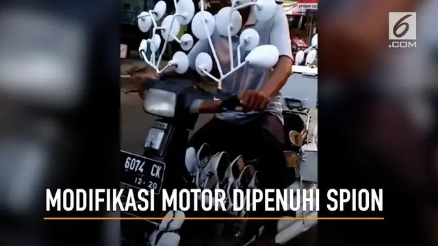 Sebuah motor Honda Astrea dimodifikasi dengan banyak kaca spion.