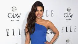 Aktris cantik, Priyanka Chopra saat menghadiri ELLE's 6th Annual Women In Television Dinner di Los Angeles, Rabu (20/1).  Miss World 2000 itu mengenakan gaun biru dengan belahan tinggi. (Jason Kempin/Getty Images/AFP)