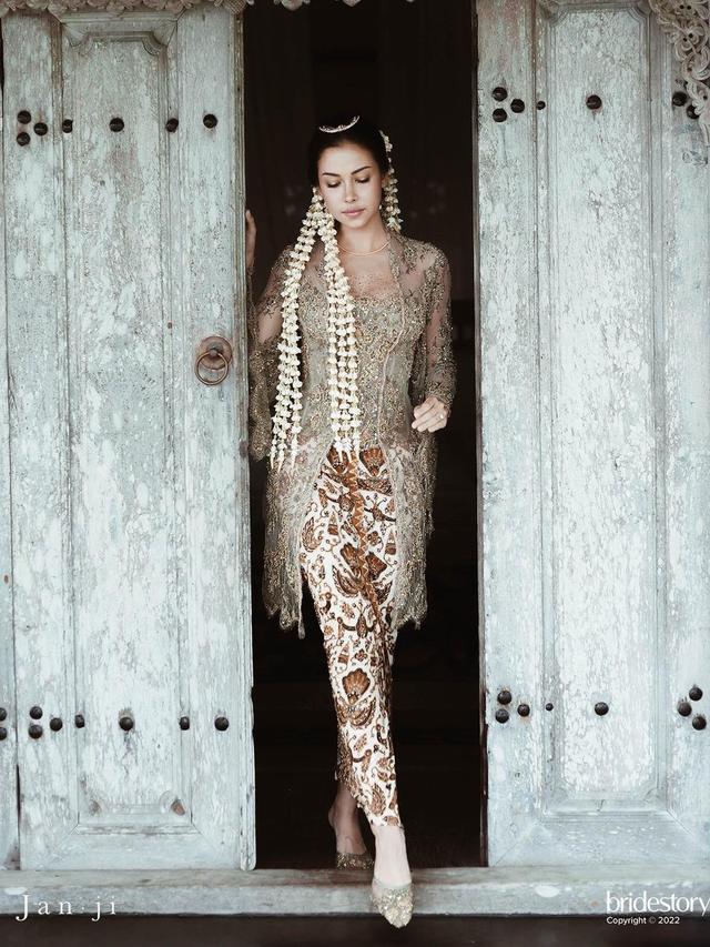 7 Momen Pernikahan Estelle Linden di Bali, Romantis dengan Pemandangan Laut