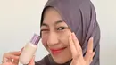 Di foto lainnya, Adiba mengunggah konten promosi makeup yang digunakannya. Di sini pun gayanya tak berlebihan. Adiba berhasil memancarkan aura adem yang cantik dengan mengenakan hijab abu-abu keunguan dan outfit hitam. [Foto: Instagram/adiba.knza]