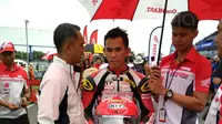 Pebalap Astra Honda Racing Team, Gerry Salim, saat mengikuti balapan ARRC 2017 di Sirkuit Buriram, Thailand, Sabtu (2/12/2017). Gerry Salim menjadi rider Indonesia pertama yang menjuarai ARRC kelas Asia Production 250. (Bola.com/Muhammad Wirawan)