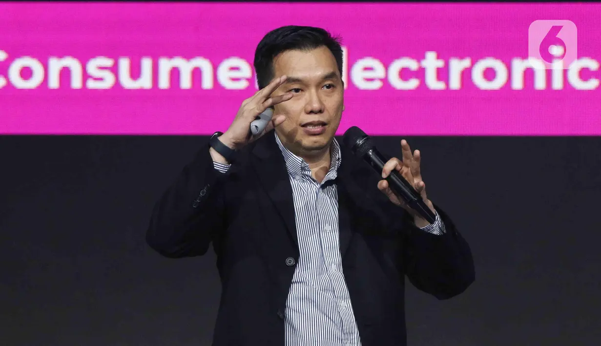 COO Vidio.com Hermawan Susanto saat menjadi pembicara pada gelaran Emtek Connect 2023 di SCTV TOWER, Jakarta, Rabu (1/2/2023). Emtek Connect 2023 merupakan pertemuan antar kolega dalam ekosistem Emtek untuk kolaborasi serta partisipasi dalam menghadapi berbagai tantangan. (Liputan6.com/Herman Zakharia)