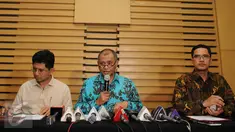  Pimpinan KPK, Agus Rahardjo (tengah) bersama Wakil Pimpinan KPK, Laode M Syarif (kiri) dan juru bicara KPK febri diansyah saat koferensi pers terkait suap pengadaan 50 mesin pesawat Garuda Indondesia, Jakarta, Kamis (19/1).  (Liputan6.com/Helmi Afandi)