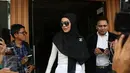 Penyanyi Bella Shofie (tengah) bersama dengan kuasa hukumnya sebelum sidang cerai di  Pengadilan Agama Jakarta Selatan, Rabu (23/03/2016). Majelis hakim pun menunda persidangan hingga 20 April 2016. (Liputan6.com/Herman Zakharia)