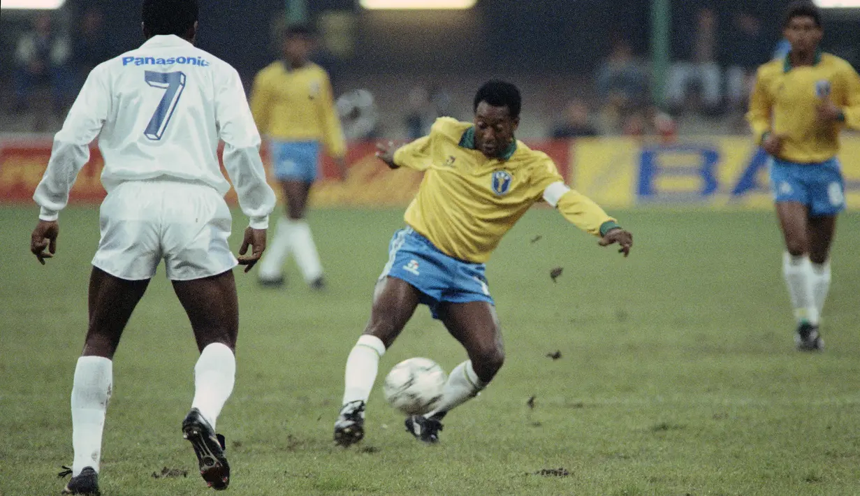 Pele sering dianggap sebagai pesepak bola terhebat yang pernah ada di dunia. Kemampuan kedua kakinya benar-benar menciptakan keajaiban. Hal tersebut terlihat dari jumlah golnya yang luar biasa. Pele tercatat sebagai pencetak gol terbanyak sepanjang masa Brasil. (AFP/Gerard Malie)