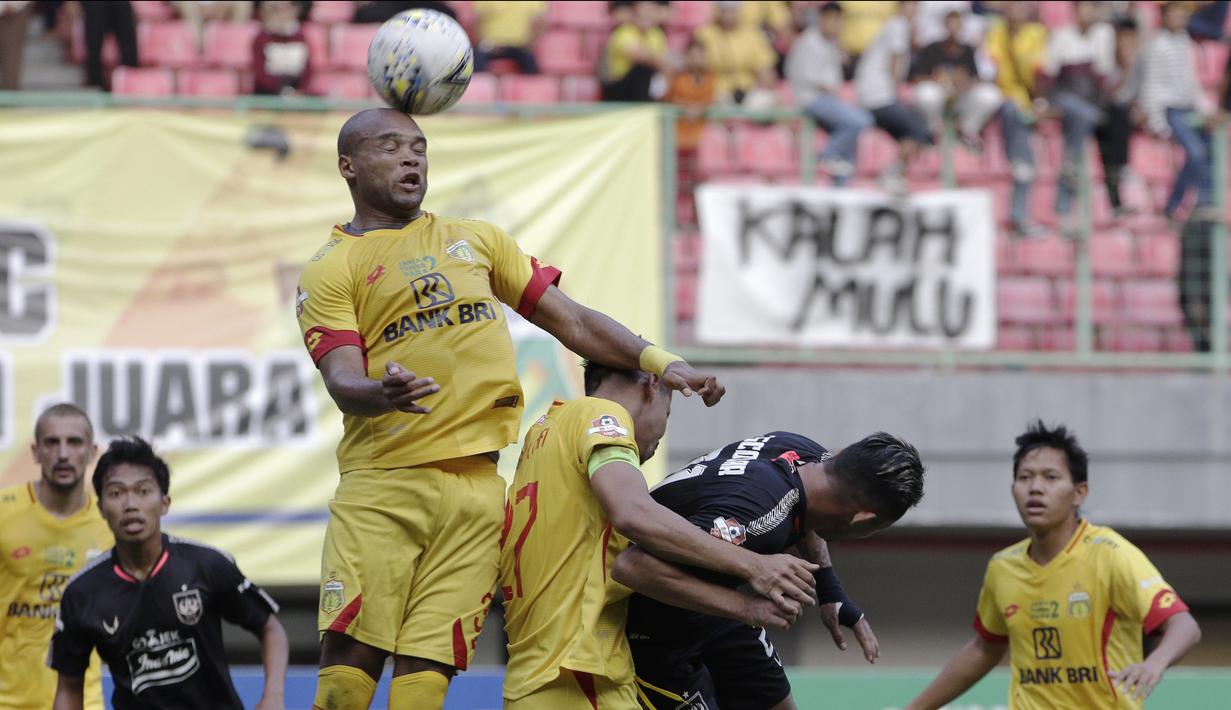 Bek Bhayangkara FC, Anderson Salles, berebut bola atas dengan pemain PSIS Semarang pada laga Shopee Liga 1 di Stadion Patriot Chandrabhaga, Bekasi, Selasa (20/8). Bhayangkara bermain imbang 0-0 dengan PSIS. (Bola.com/Yoppy Renato)