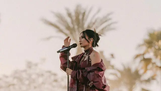 8 Gaya Nyentrik Niki Zefanya Tampil Perdana di Coachella 2022