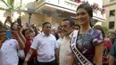 Miss Universe 2015, Pia Alonzo Wurtzbach berjalan dengan mantan Presiden Filipina Joseph Estrada di balai kota Manila (25/1/2016). Wurtzbach mengatakan dia akan membantu pemerintahannya untuk sadar akan bahayanya HIV. (REUTERS/Romeo Ranoco)