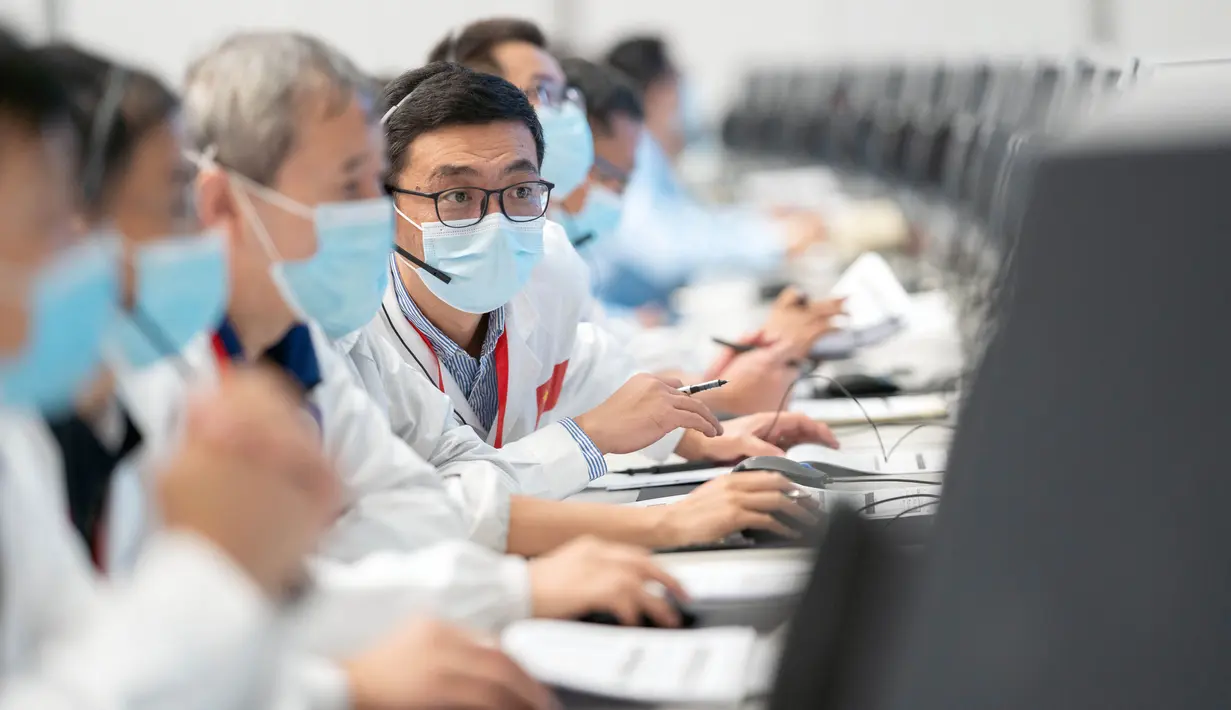Para personel teknis bekerja di Pusat Kendali Antariksa Beijing (Beijing Aerospace Control Center/BACC) di Beijing, ibu kota China (9/10/2020). Wahana penjelajah Mars China, Tianwen-1, berhasil melakukan manuver orbital (deep space) pada Jumat (9/10) malam waktu Beijing. (Xinhua/Cai Yang)