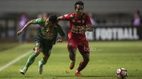 Gelandang Arema FC, Hendro Siswanto, berebut bola dengan bek PS TNI, Erwin Ramdani, pada laga Liga 1 di Stadion Pakansari Cibinong, Bogor, Senin (3/7/2017). (Bola.com/Vitalis Yogi Trisna)