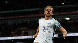 Pesawat terbang kertas terlihat saat perayaan gol Penyerang Inggris, Harry Kane ke gawang Slovenia pada grup F kualifikasi Piala Dunia 2018 di stadion Wembley, London, (5/10). ). (AFP Photo/Adrian Dennis)
