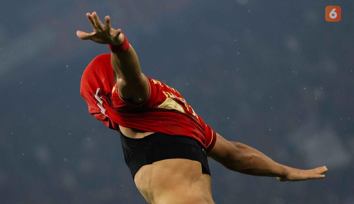 Menit ke-76, Emaxwell Souza De Lima berhasil mencetak brace yang mengantar Persija unggul 3-0 atas Persebaya. Tampak dalam foto, pemain Persija, Emaxwell Souza De Lima (tengah) merayakan golnya saat melawan Persebaya pada pertandingan pekan ke-27 BRI Super League 2025/2026 di Stadion Utama Gelora Bung Karno (SUGBK), Jakarta, Sabtu (11/4/2026). (Bola.com/Bagaskara Lazuardi)