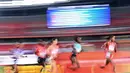 Atlet Bahrain Winfred Yavi (kanan) dan Kazakhstan Daisy Jepkemei (kedua kanan) bersaing dalam final 10.000 meter putri pada Asian Games 2026 di Nagoya, Jepang, Kamis (24/9/2026). (MOHD RASFAN / AFP)