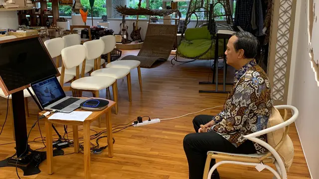 Economic Development Board (EDB) Singapura memberi bantuan masker dan cairan desinfektan untuk Pemkot Batam.