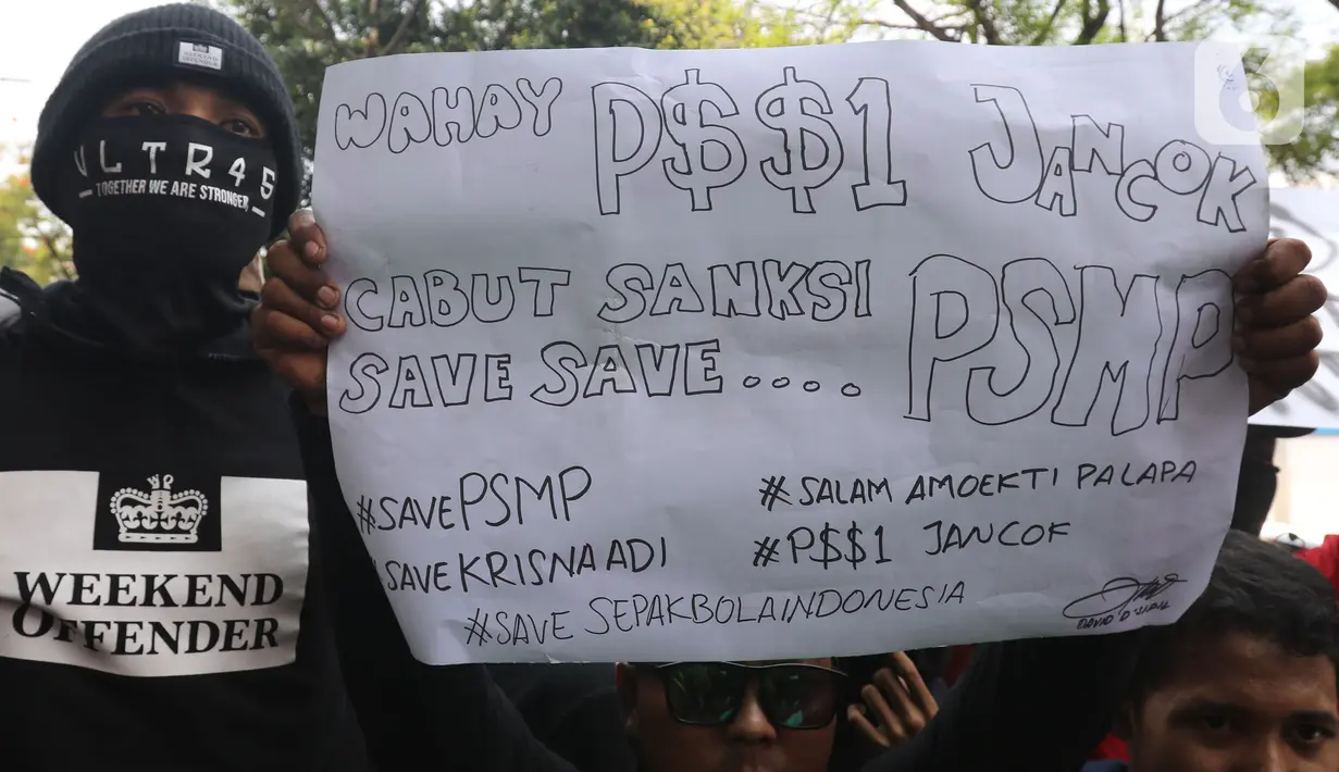 Suporter sepak bola dari berbagai aliansi memadati tempat berlangsungnya Kongres Luar Biasa (KLB) Pemilihan PSSI di Hotel Shangri-La, Jakarta, Sabtu (2/11/2019). Mereka membawa spanduk berisi penolakan KLB Pemilihan PSSI 2019. (Liputan6.com/Herman Zakharia)