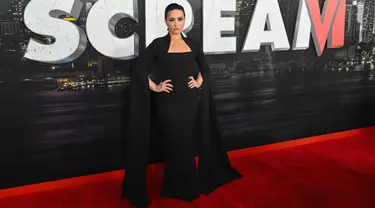 Penyanyi AS, Demi Lovato tiba untuk pemutaran perdana dunia "Scream VI" di AMC Lincoln Square di New York City , Senin (6/3/2023). Pelantun Heart Attack itu memamerkan tubuhnya yang memukau dalam balutan gaun hitam. (ANGELA WEISS / AFP)