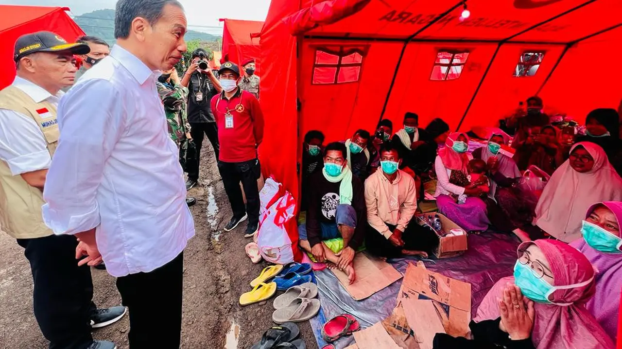 Presiden Jokowi saat mengunjungi posko bencana gempa Cianjur Badan Intelijen Negara (BIN) di Desa Cijedil, Kecamatan Cugenang, Kamis (8/12/2022)