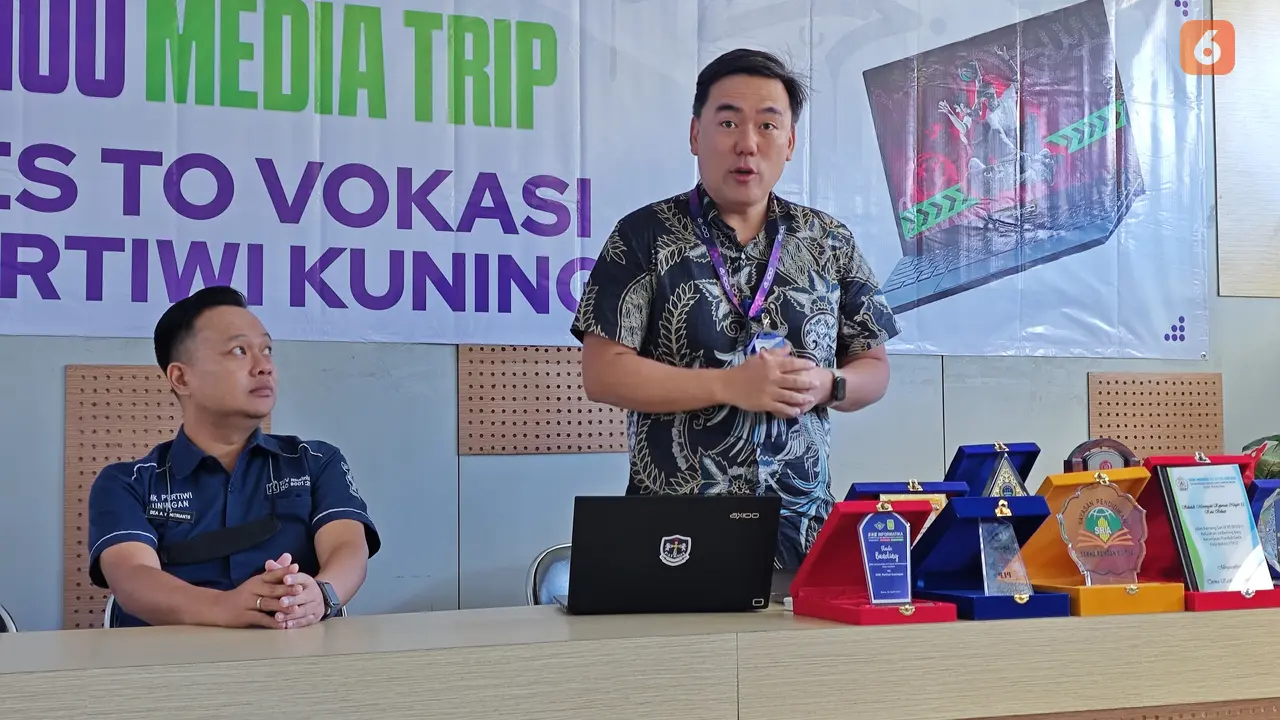 Vice President Business Development & Strategic Partnership PT Tera Data Indonusa, Timmy Theopelus, menjelaskan tentang Axioo Class Program di SMK Pertiwi, Kuningan, Jawa Barat. Liputan6.com/Iskandar