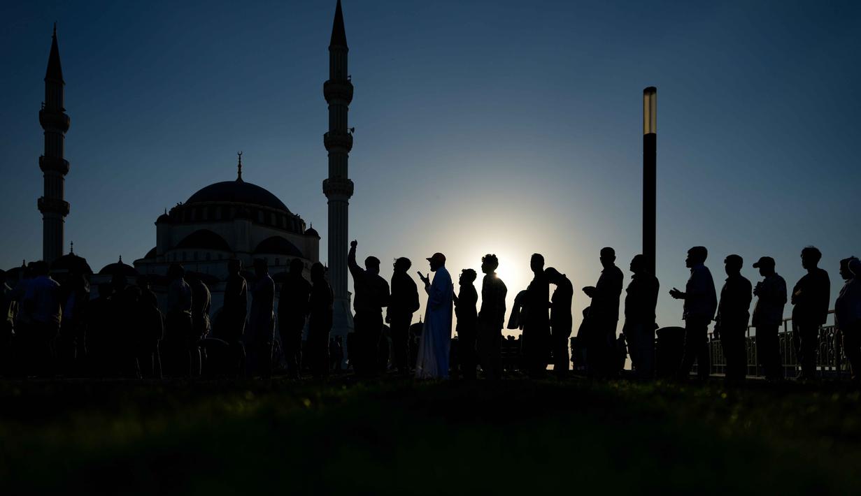 Terdapat total 81 kubah berbagai ukuran dan dua menara setinggi 60 meter. Tampak dalam foto, para jamaah Muslim tampak berbayang saat tiba untuk berbuka puasa selama bulan suci Ramadan di Masjid Agung Sharjah, dekat Dubai, Uni Emirat Arab, Jumat 27 Februari 2026. (AP Photo/Altaf Qadri)