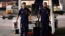 Pemain Timnas Spanyol Gavi (kiri) dan Dani Carvajal tiba bersama rekan satu timnya di Bandara Internasional Hamad, Doha, Qatar, Jumat (18/11/2022). Spanyol akan memainkan pertandingan pertama di Piala Dunia 2022 melawan Kosta Rika pada 23 November. (AP Photo/Hassan Ammar)