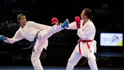 Karateka Indonesia, Srunita Sari, saat melawan karateka Thailand, Paweena Raksachart, pada cabang karate kelas kumite bawah 50 kg di KLCC, Kuala Lumpur, Selasa (22/8/2017). Srunita berhasil meraih emas untuk Indonesia. (Bola.com/Vitalis Yogi Trisna)