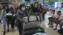 Warga Negara Indonesia (WNI) yang telah selesai menjalani masa observasi virus corona dari Natuna, tiba di Bandara Halim Perdanakusuma, Jakarta, Sabtu (15/2/2020). Pemerintah secara resmi memulangkan 238 WNI ke daerah masing-masing karena telah dinyatakan sehat. (Liputan6.com/Herman Zakharia)