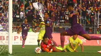 Kiper Persiba, Riki Pambudi, gagal mengantisipasi arah bola saat dikalahkan Persik 2-0 pada duel Liga 2 di Stadion Brawijaya, Kota Kediri, Kamis (19/9/2019). (Bola.com/Gatot Susetyo)