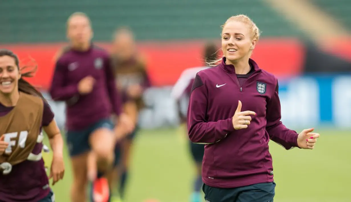 Pemain Inggris, Alex Greenwood saat sesi latihan di Stadium Commonwealth, Edmonton, Kanada, Selasa (30/6/2015). Inggris akan menghadapi Jepang di semifinal Piala Dunia Wanita 2015. (AFP Photo/Geoff Robins)