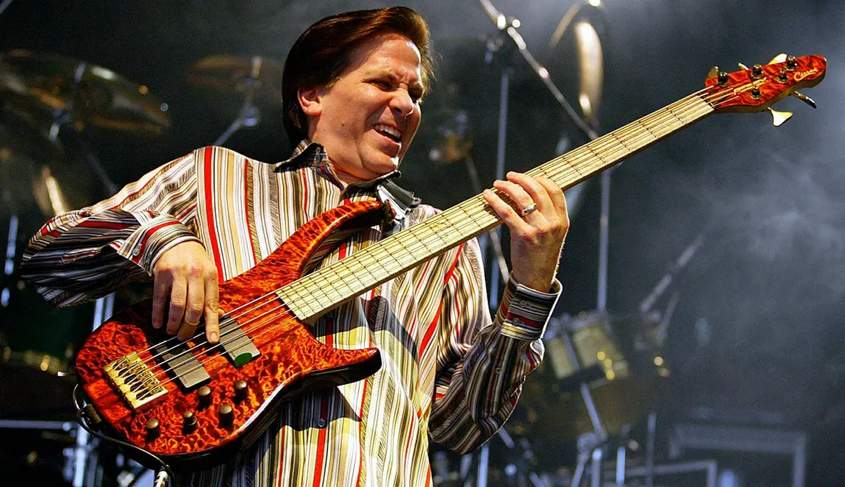 Mike Porcaro sendiri menjadi anggota resmi dari band Toto ketika menggantikan pendahulunya, Mike Hungate, sewaktu Toto sedang jaya-jayanya pada 1982. (www.ew.com)
