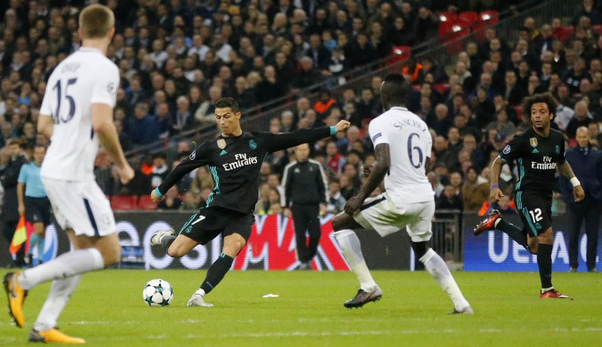Striker Real Madrid, Cristiano Ronaldo, melepaskan tendangan ke gawang Tottenham Hotspur pada Liga Champions di Stadion Wembley, London, Rabu (1/11/2017). Tottenham Hotspur menang 3-1 atas Real Madrid. (AP/Frank Augstein)