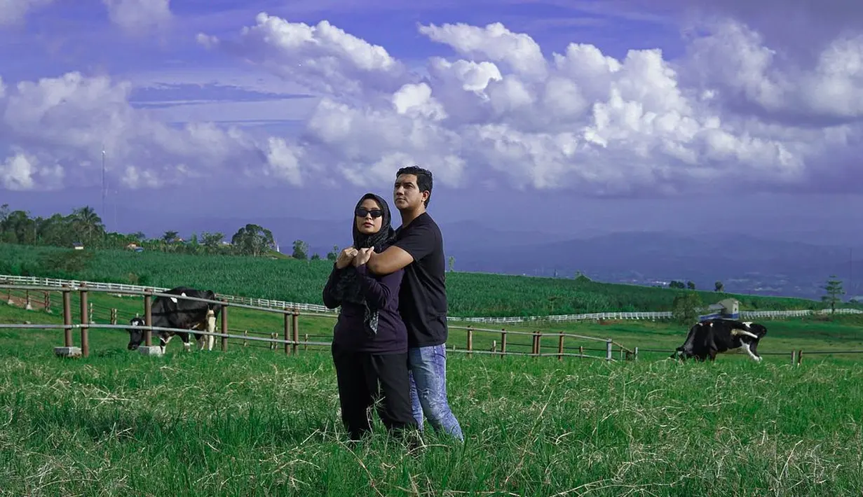 Dalam menjalani hubungan jarak jauh tersebut, Tantri pun mengaku sempat ingin menyerah. Namun ia dan pasangan terus berusaha hingga akhirnya menikah, lalu kini memiliki dua orang anak. (Instagram/tantrisyalindri)