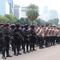 Personel kepolisian disiagakan untuk mengawal aksi unjuk rasa di Jakarta pada Kamis (8/1/2026). (Liputan6.com/Ady Anugrahadi)