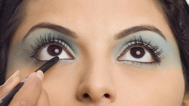 Cara Pakai Eyeliner Putih Di Bawah Mata Terkait Mata