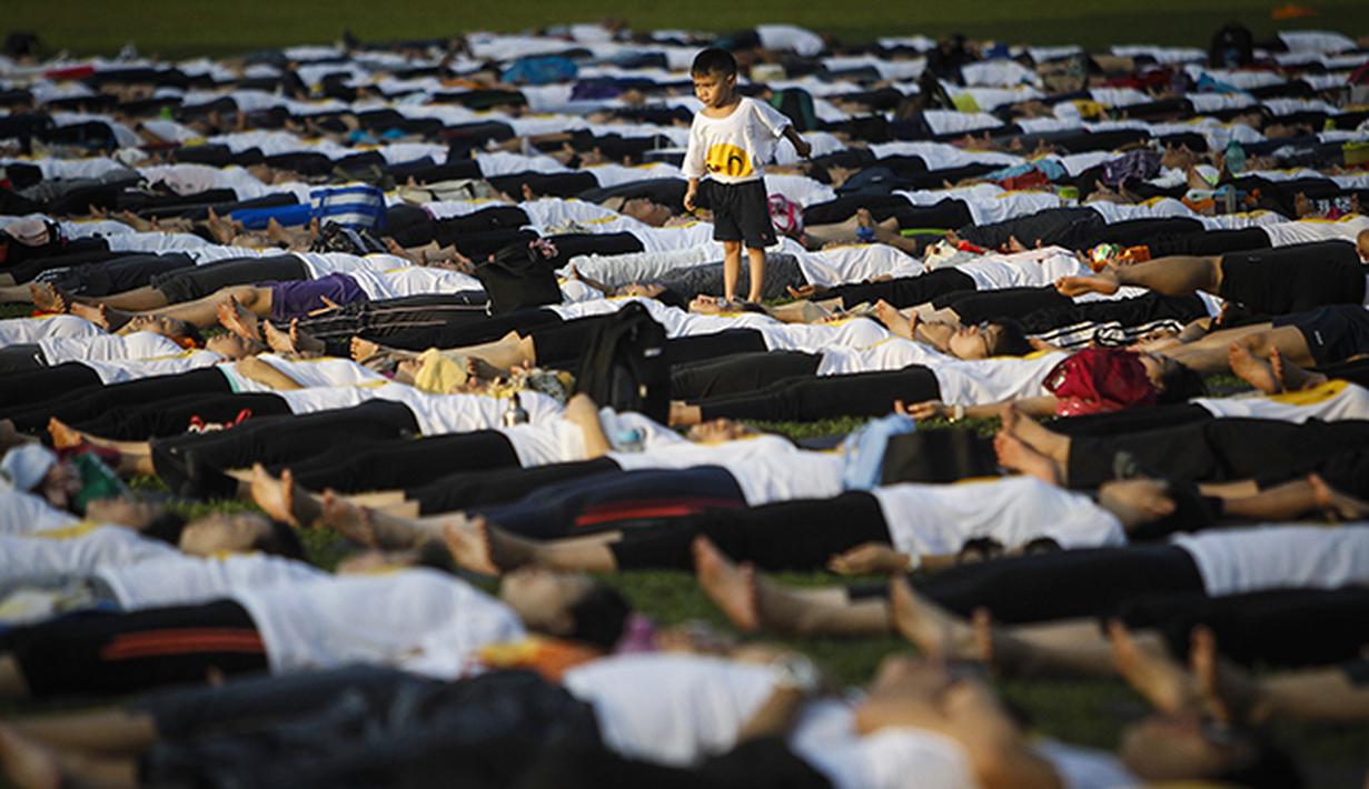 Seorang bocah turut serta pada aksi yoga sedunia di Kuala Lumpur, Malaysia. (AP Photo/Joshua Paul)